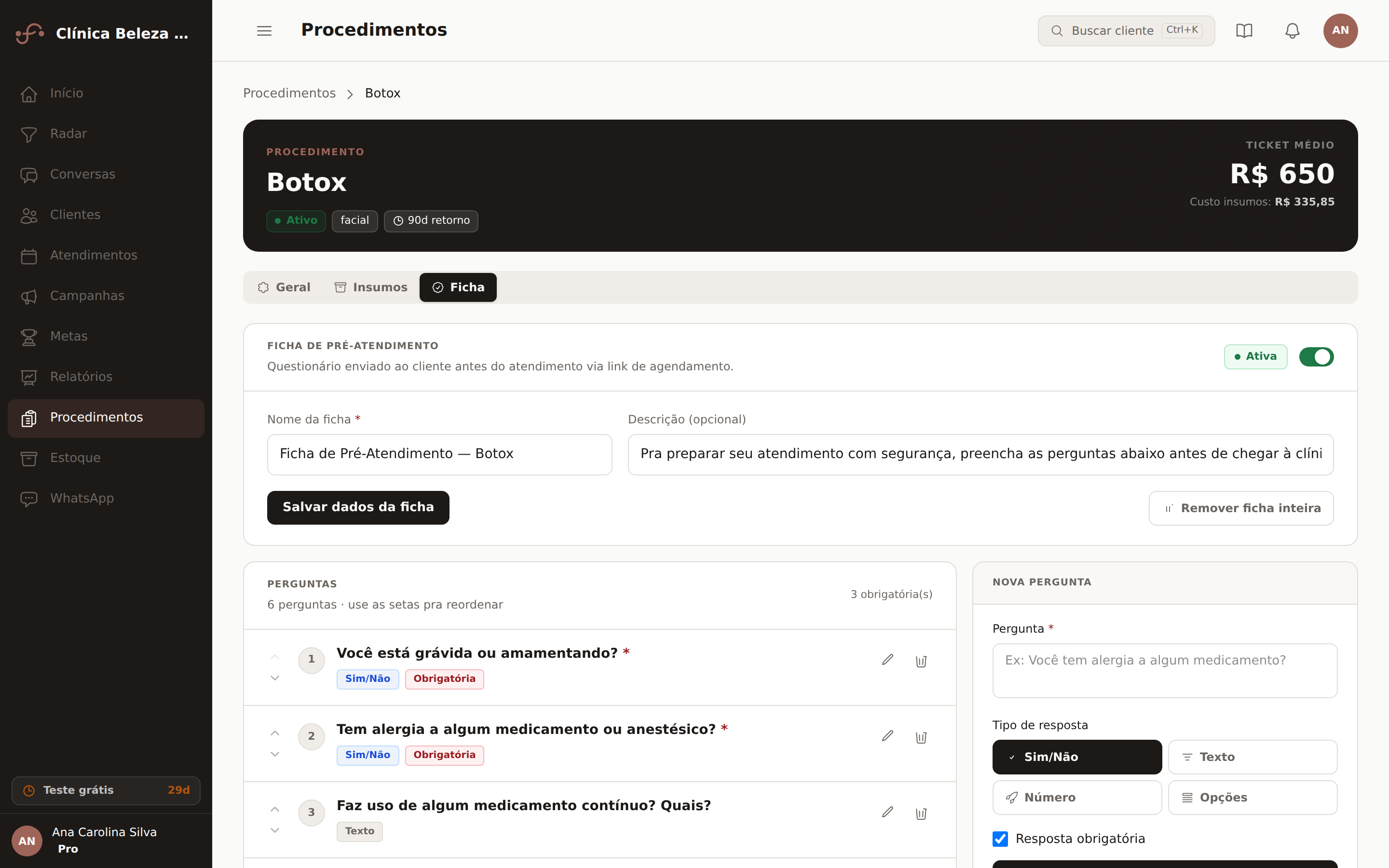 Builder de ficha de pré-atendimento: lista de perguntas + form de nova pergunta com preview ao vivo